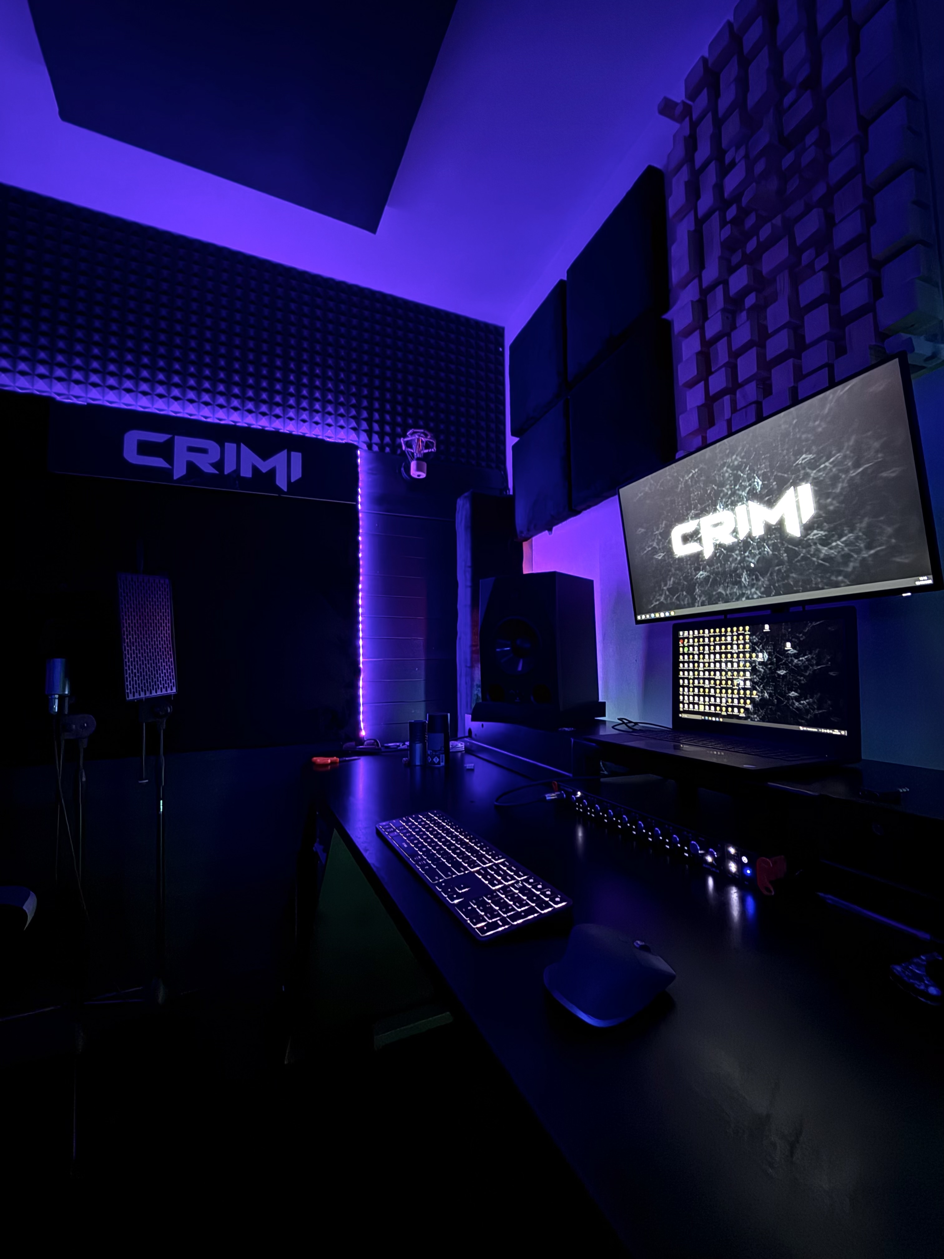 Sala regia di Milano con monitor, insegna CRIMI e luci viola