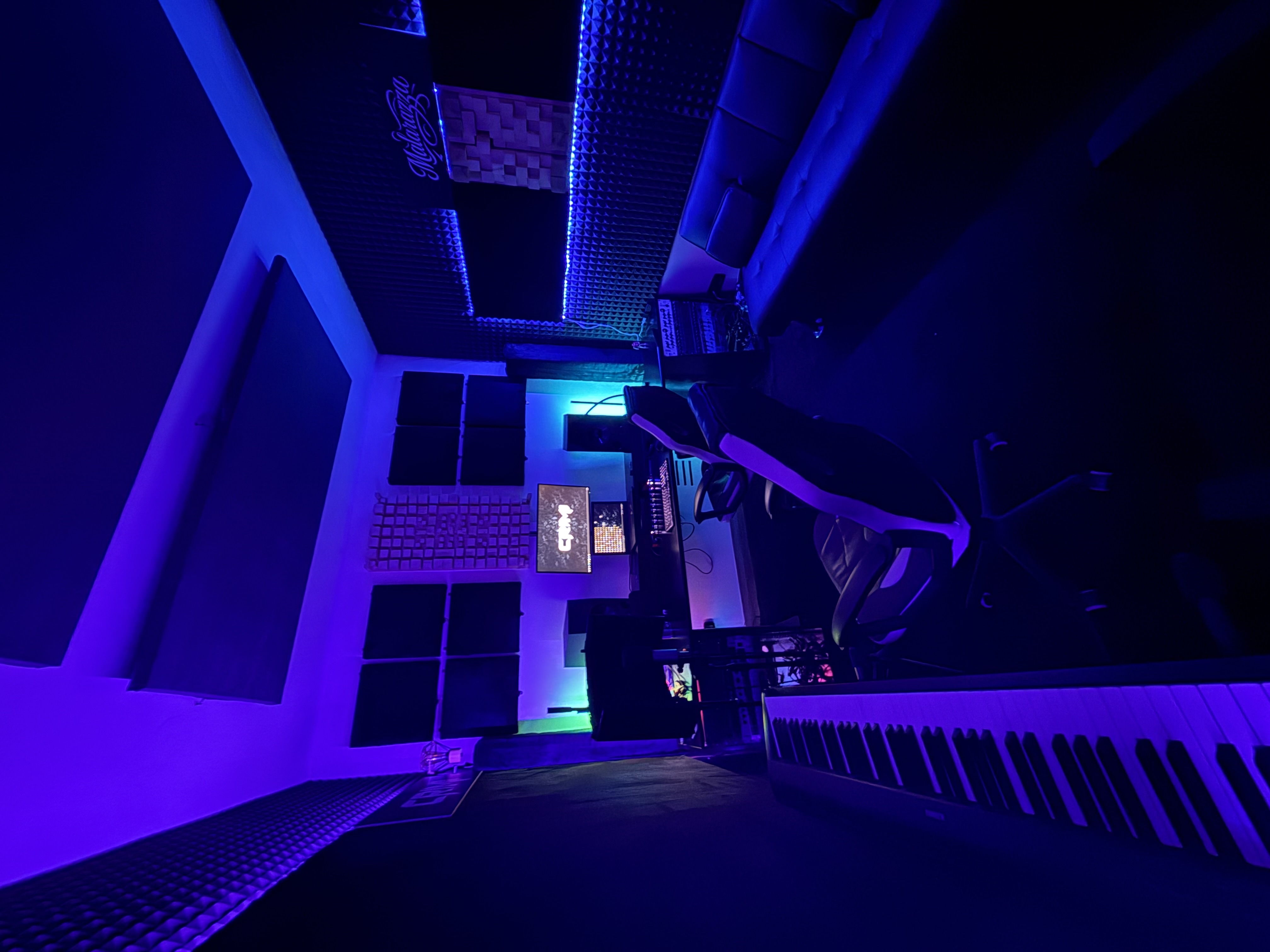 Sala di Milano con pianoforte, divano e luci blu